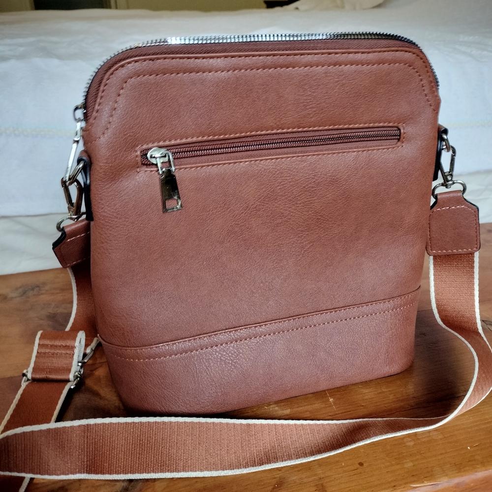 NWT Roulens Women's Crossbody Faux Leather Bag - Picture 2 of 10